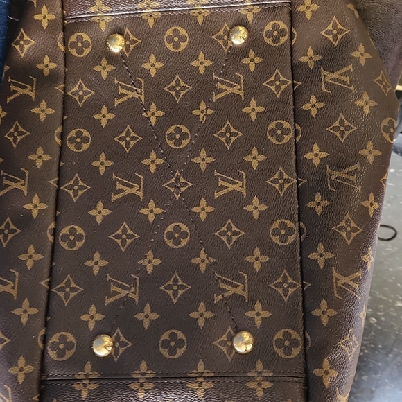 Authentic Louis Vuitton Artsy MM Monogram Empreinte Leather Handbag - Picture 16 of 16